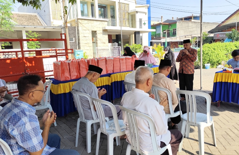 Kolaborasi masjid al dakwah dan warga doa awali pembangunan jalan paving di jalan kuto anyar geluran