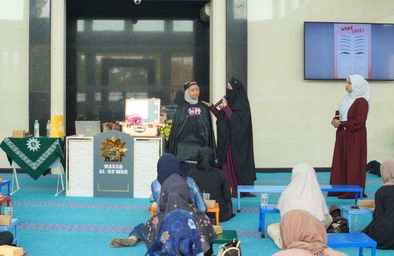Beauty Class for Muslimah Seyla Budi Bagikan Langkah Praktis MUA Syar’i di Masjid Al Dakwah Geluran