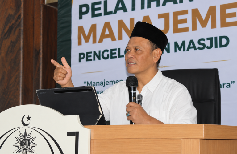 Di Masjid Al Manar PCM Sepanjang Ustadz Kusnadi Sampaikan Revolusi Takmir Masjid